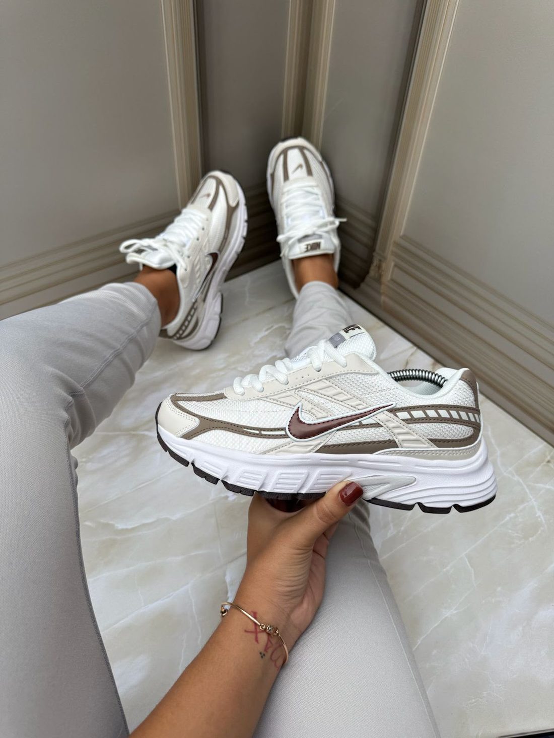 Tenis Urbano Blanco y Café