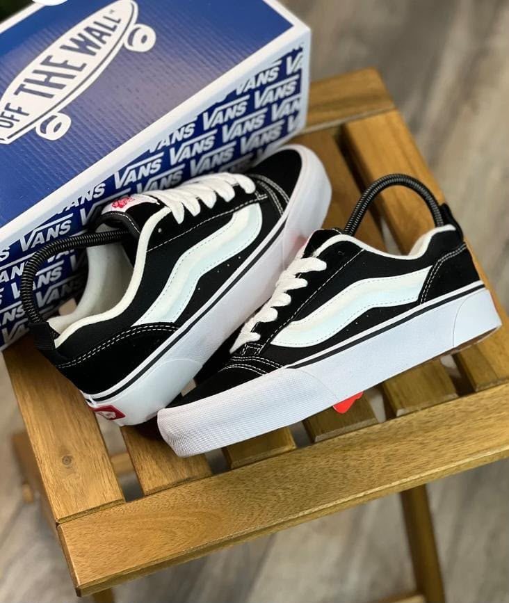 Tenis Urbano Clásico Negro y Blanco